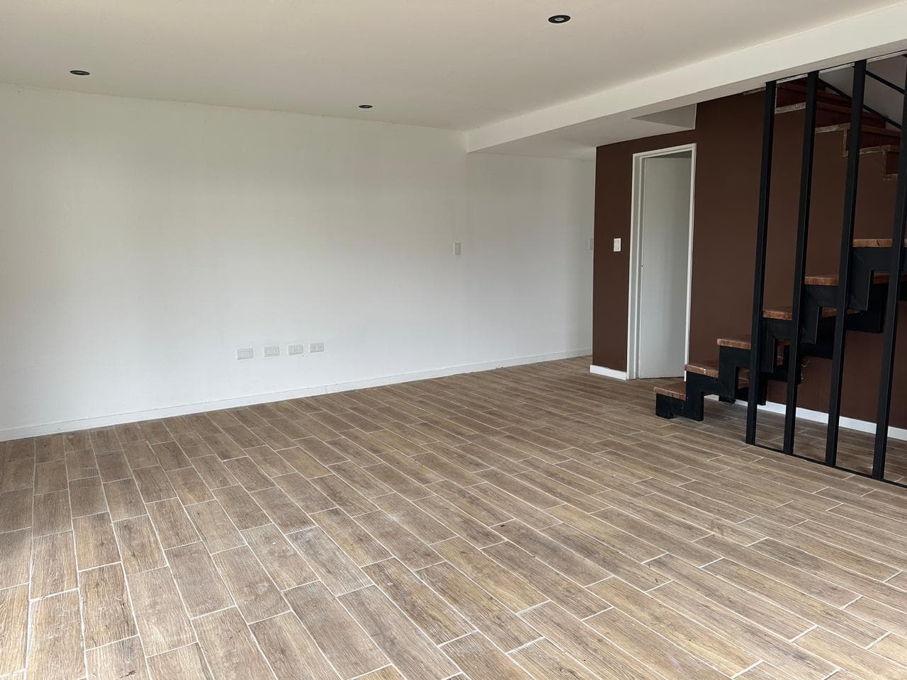 Casa en barrio El Quimilar duplex de 2 dormitorios, parrilla cochera y jardin
