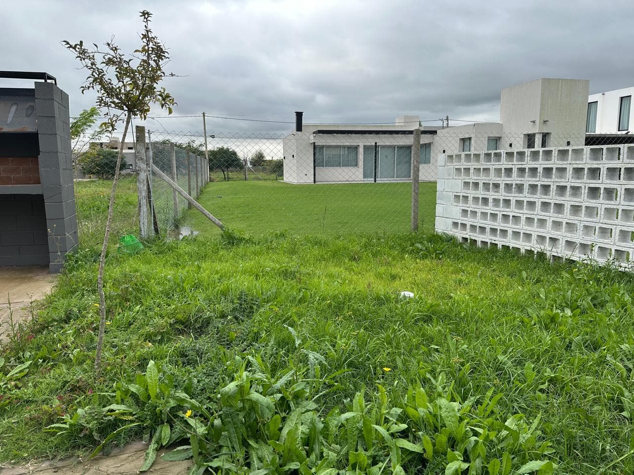 Casa en barrio El Quimilar duplex de 2 dormitorios, parrilla cochera y jardin