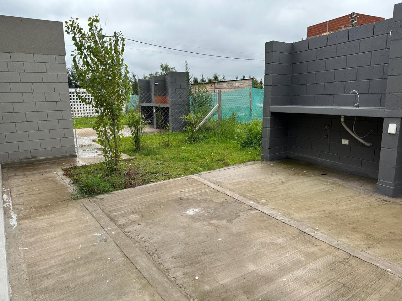 Casa en barrio El Quimilar duplex de 2 dormitorios, parrilla cochera y jardin
