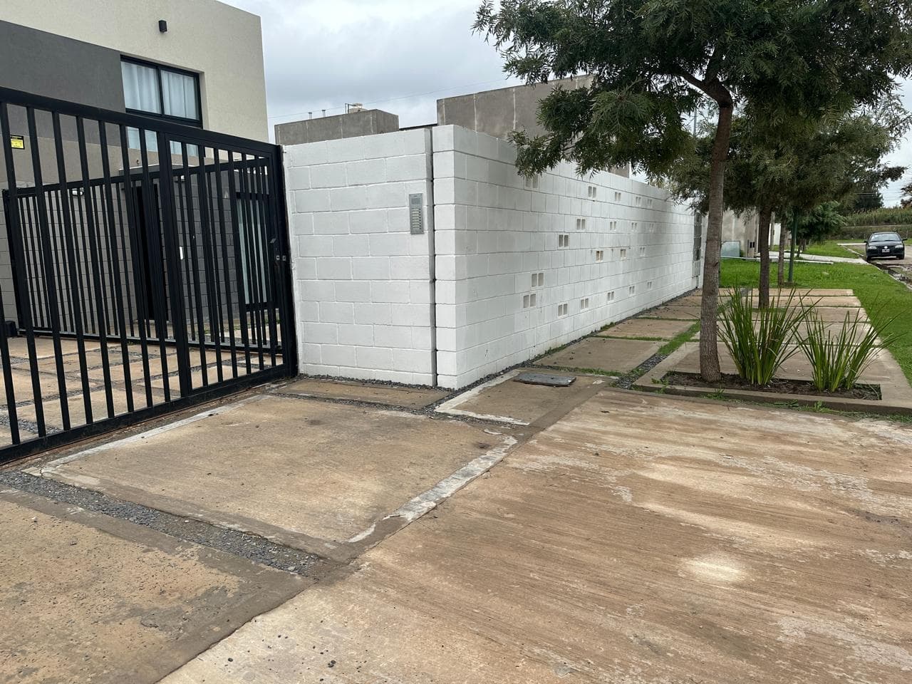 Casa en barrio El Quimilar duplex de 2 dormitorios, parrilla cochera y jardin