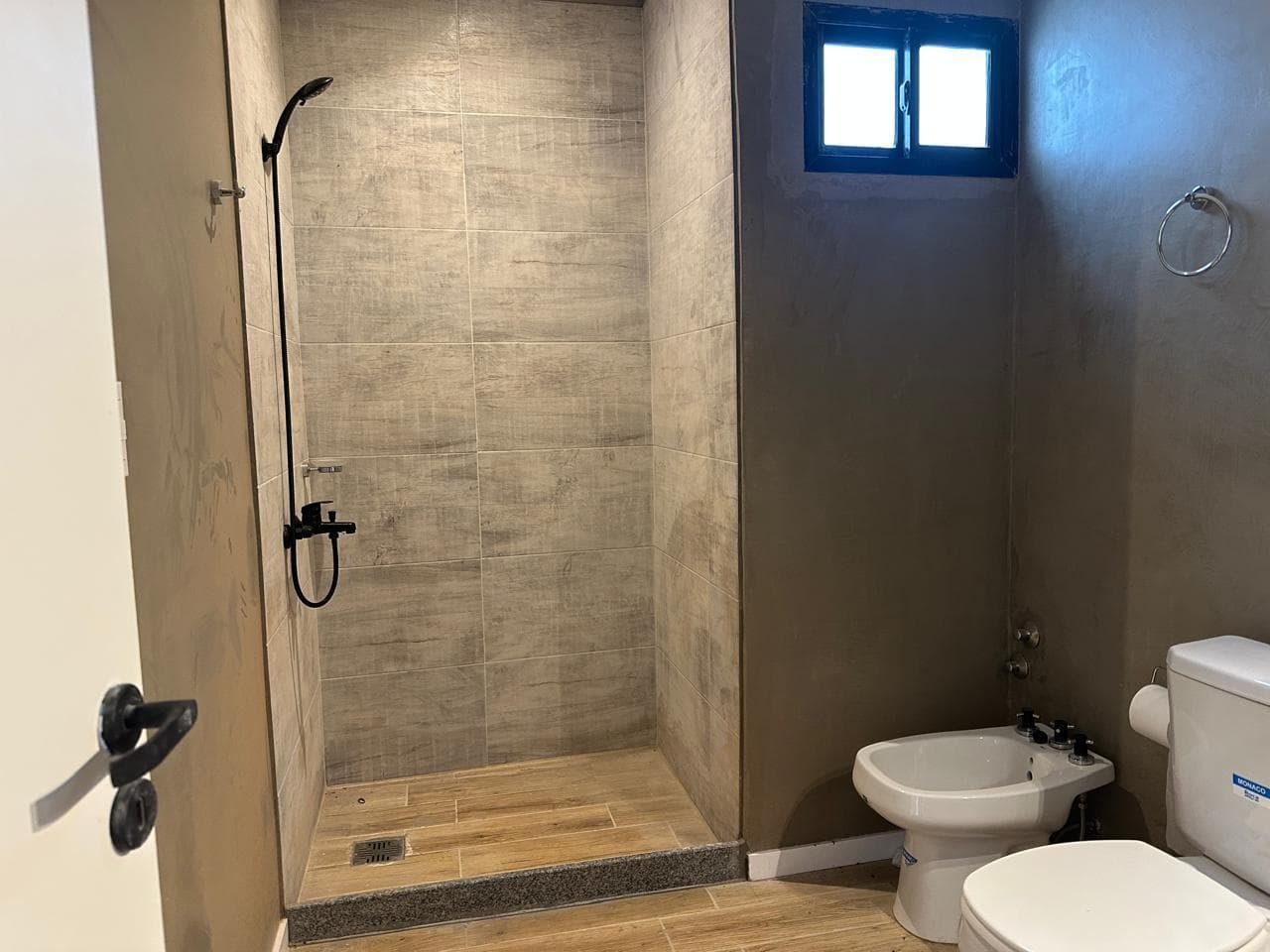 Casa en barrio El Quimilar duplex de 2 dormitorios, parrilla cochera y jardin
