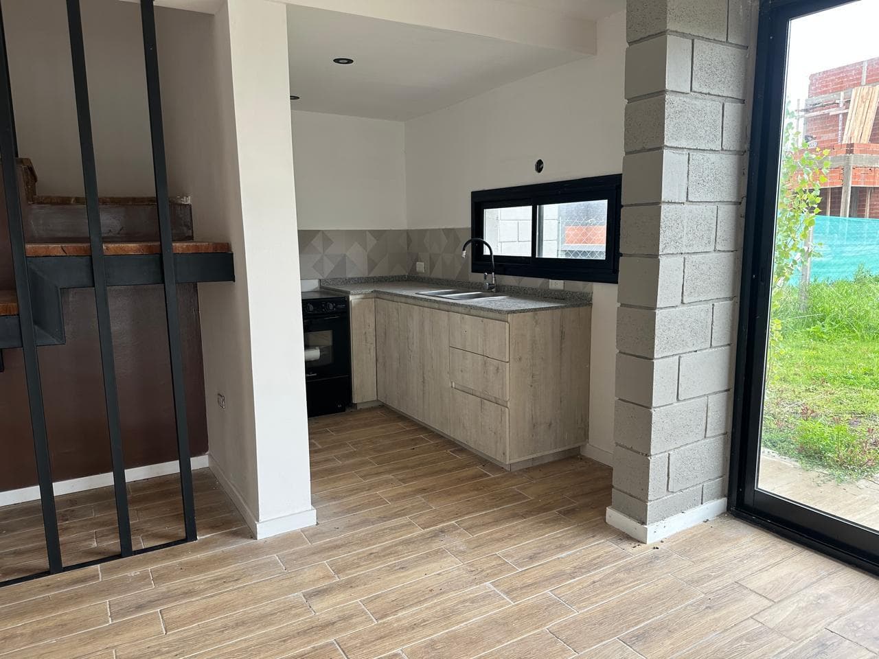 Casa en barrio El Quimilar duplex de 2 dormitorios, parrilla cochera y jardin