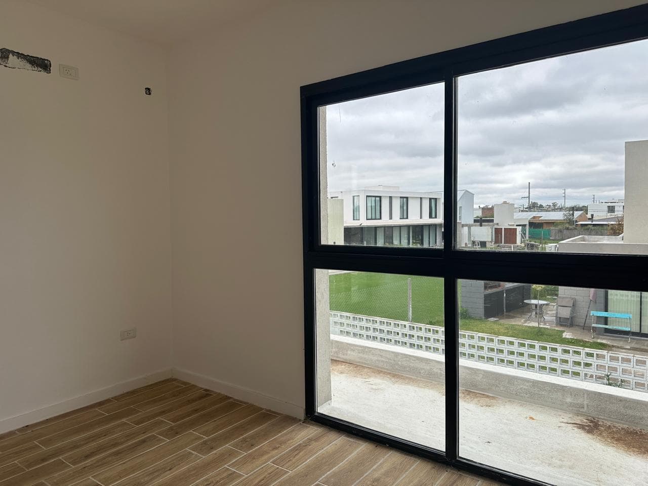 Casa en barrio El Quimilar duplex de 2 dormitorios, parrilla cochera y jardin