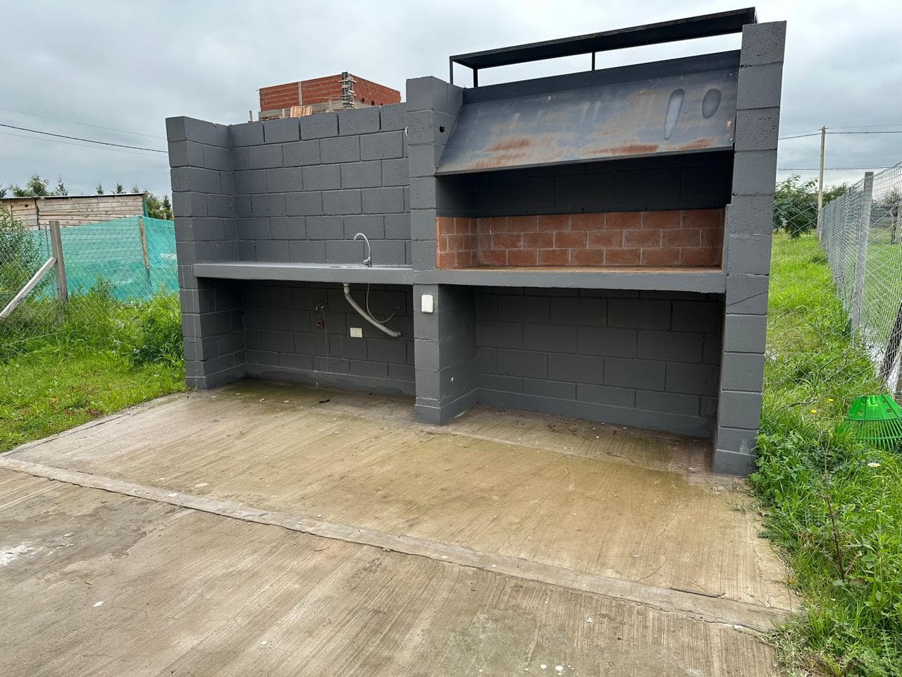 Casa en barrio El Quimilar duplex de 2 dormitorios, parrilla cochera y jardin