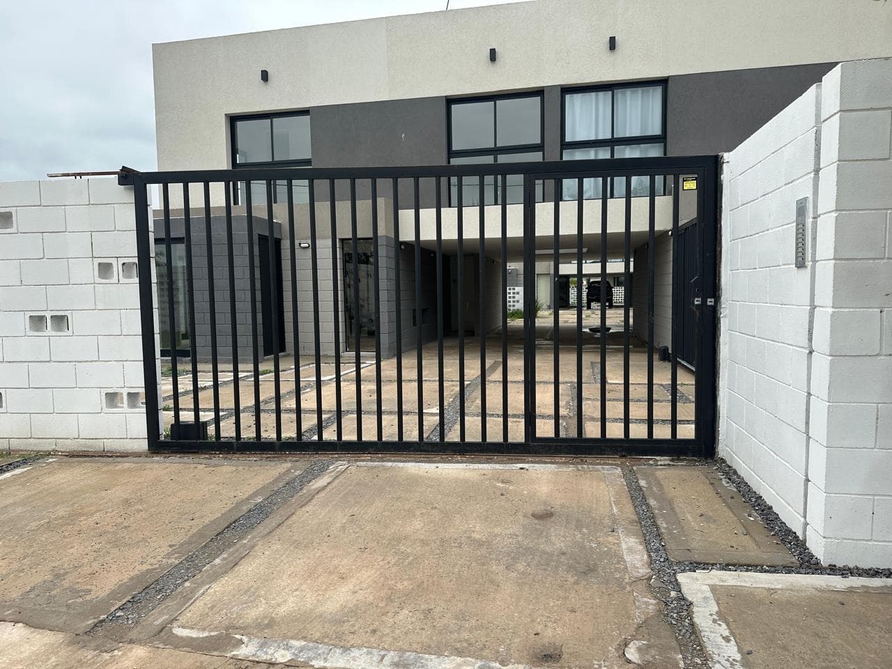 Casa en barrio El Quimilar duplex de 2 dormitorios, parrilla cochera y jardin