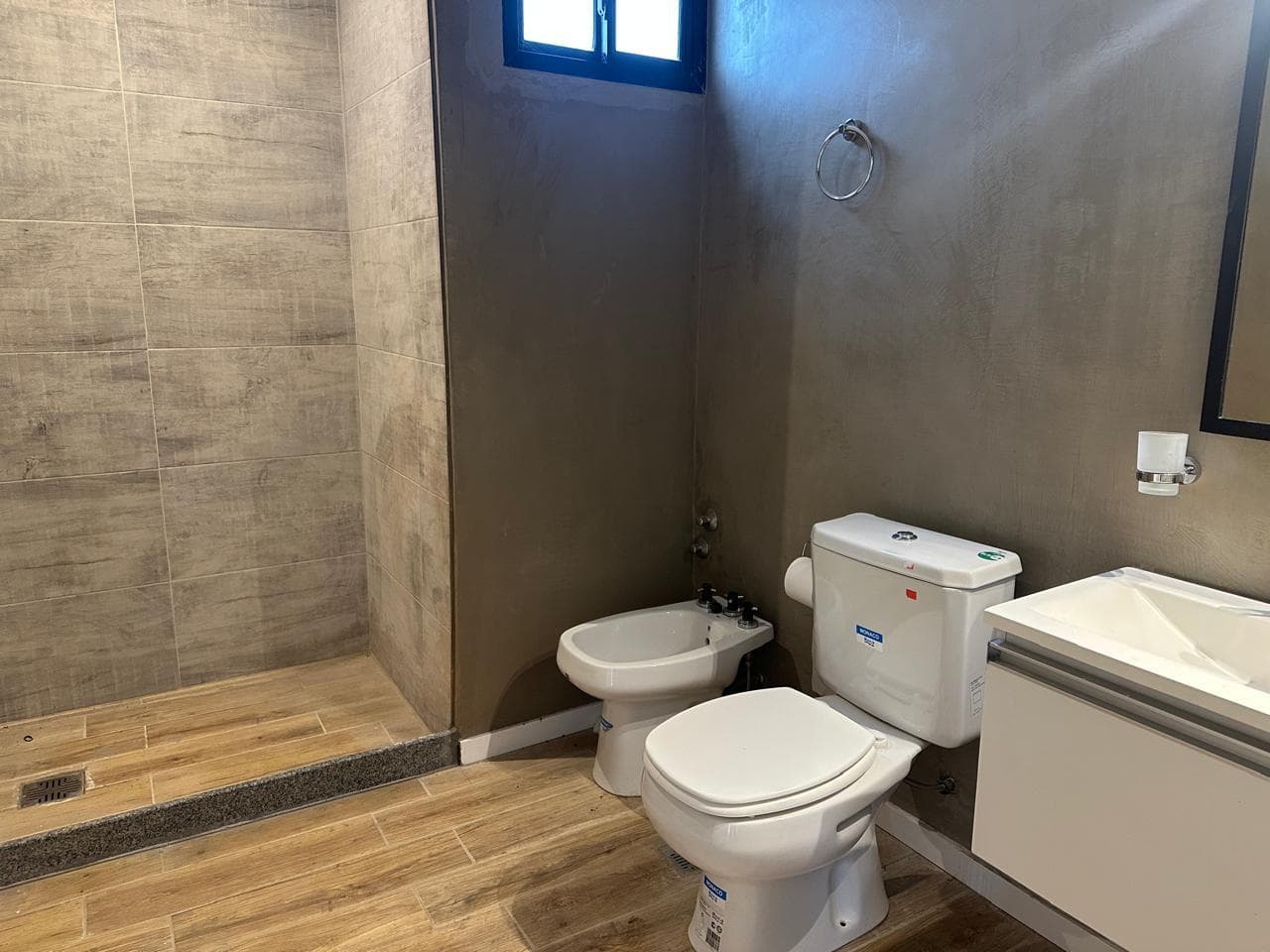 Casa en barrio El Quimilar duplex de 2 dormitorios, parrilla cochera y jardin
