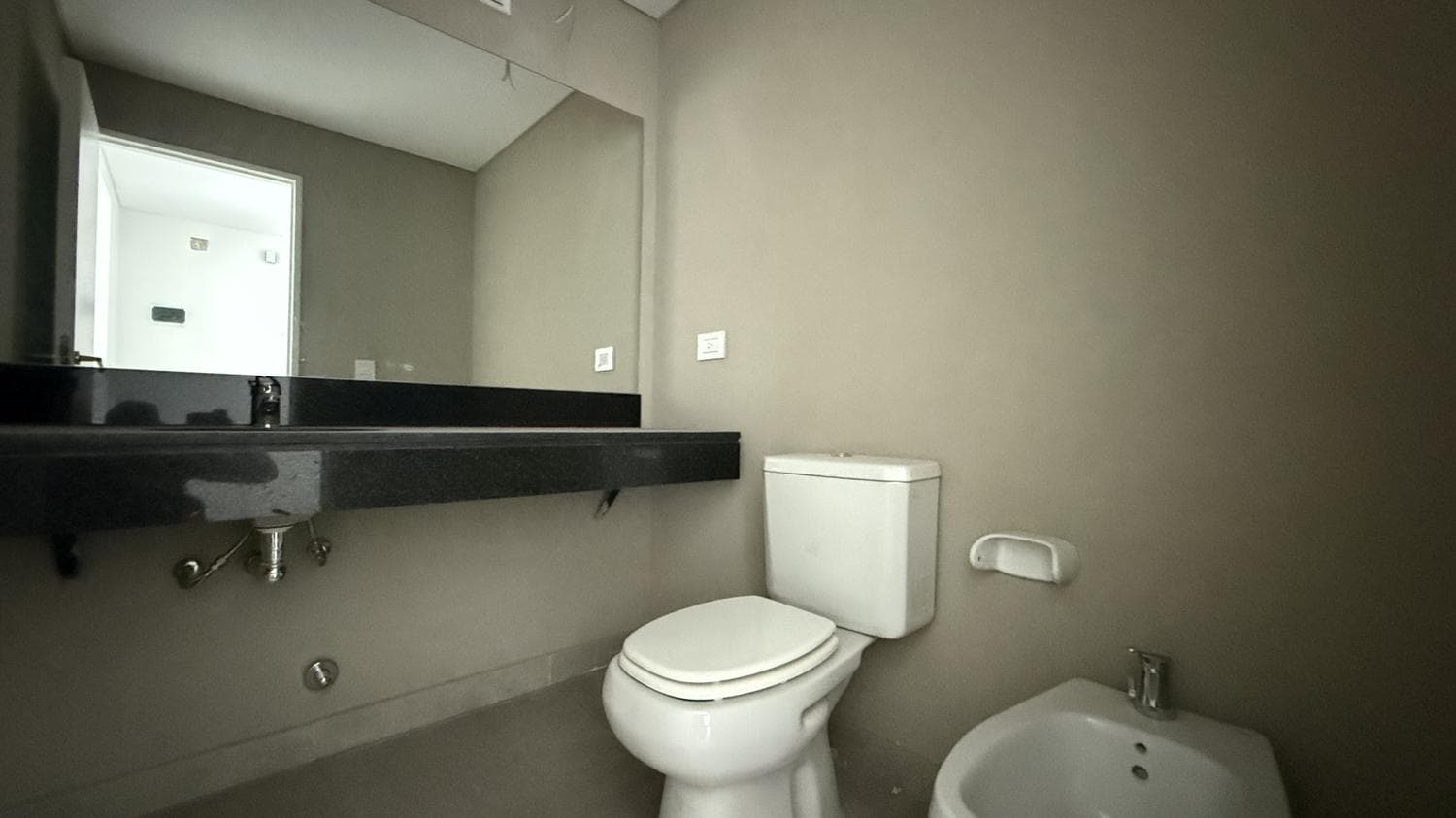 Office in a prestigious, high-end building in the best location in Pilar