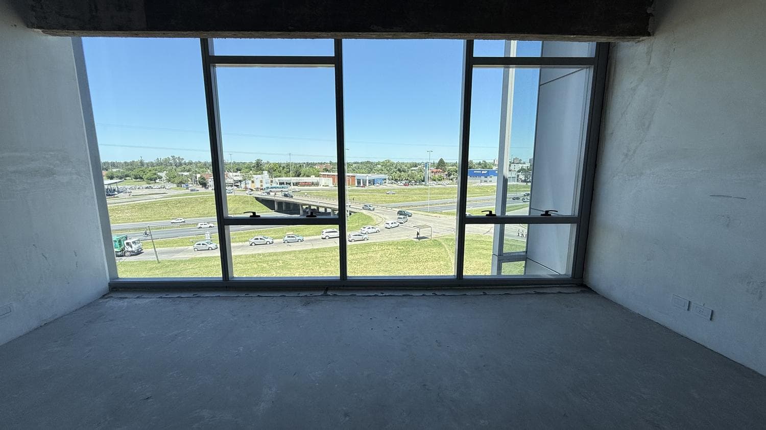 Office in a prestigious, high-end building in the best location in Pilar