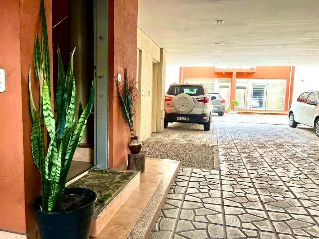PH STYLE, 4 ROOMS, SEPARATE ENTRANCE, GARAGE, VERY LOW MAINTENANCE FEES