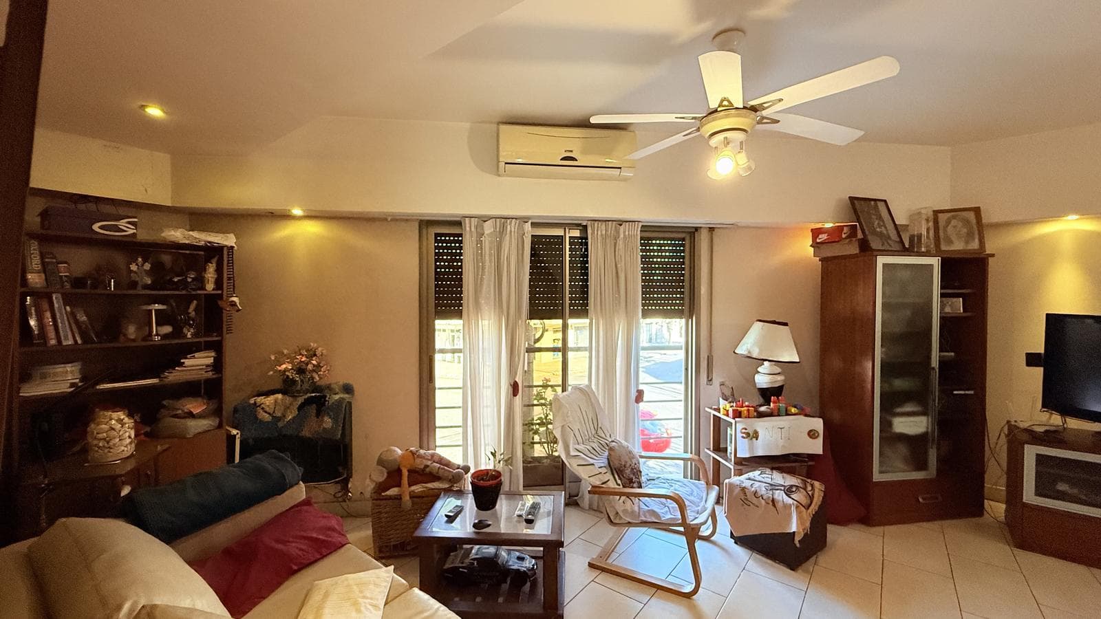 For Sale: 3-Bedroom House with Parking Spaces, Terrace, and Commercial Space. Abasto