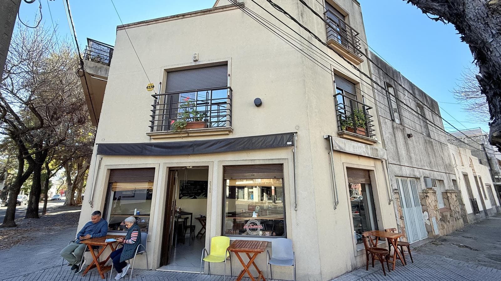 For Sale: 3-Bedroom House with Parking Spaces, Terrace, and Commercial Space. Abasto