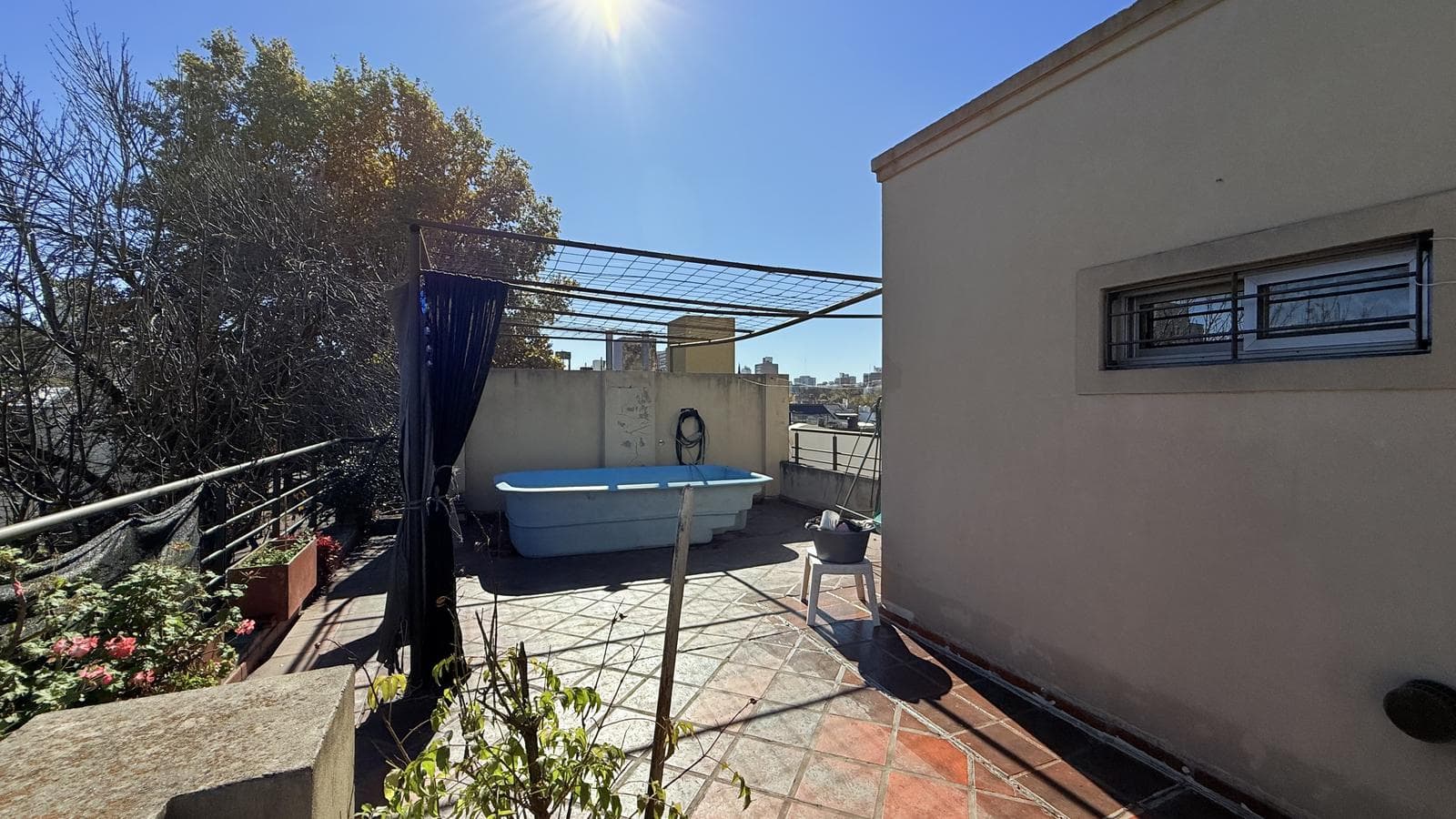 For Sale: 3-Bedroom House with Parking Spaces, Terrace, and Commercial Space. Abasto