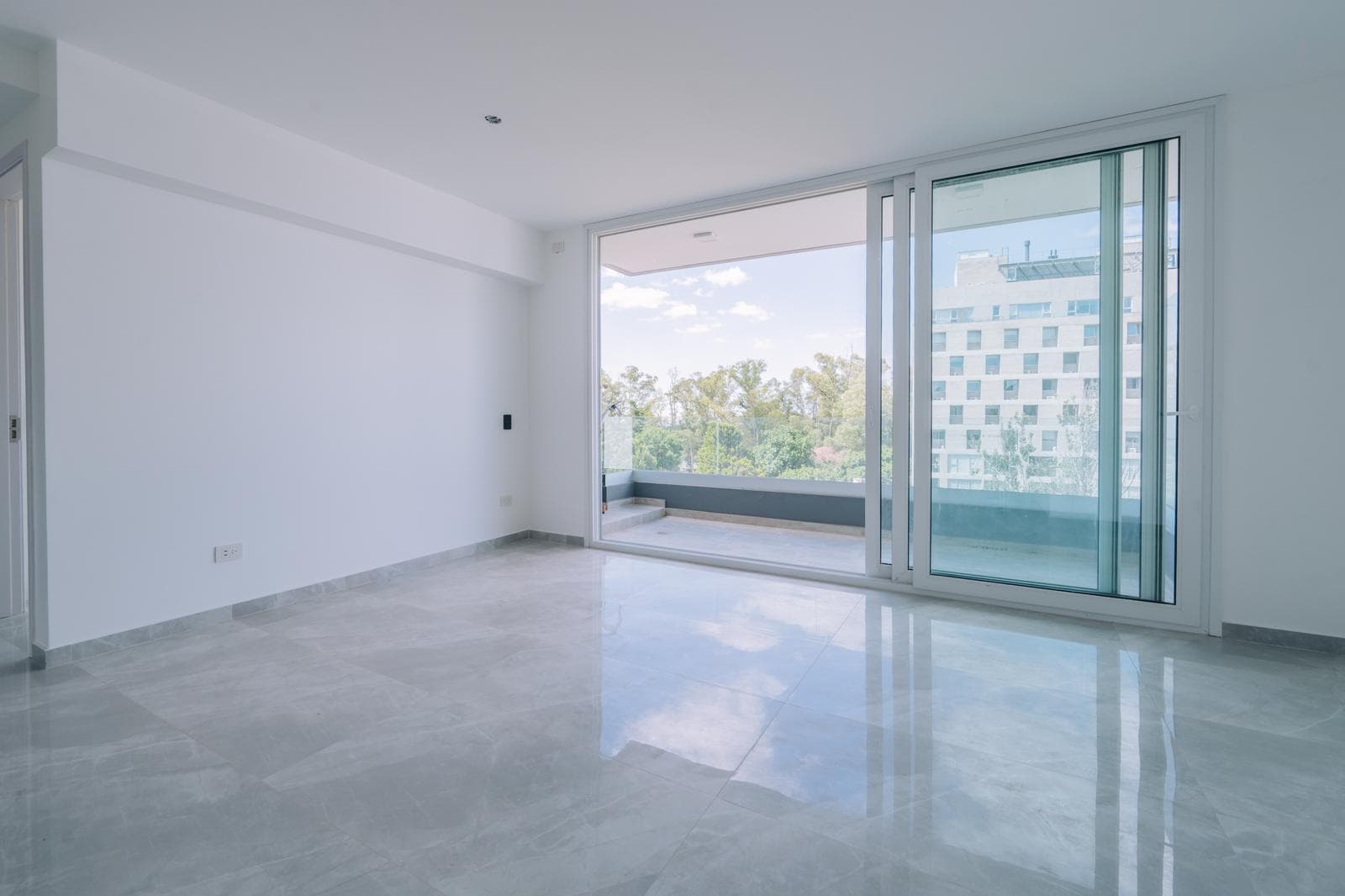 Brand-new 2-room apartment with a garage - Puerto de Olivos.