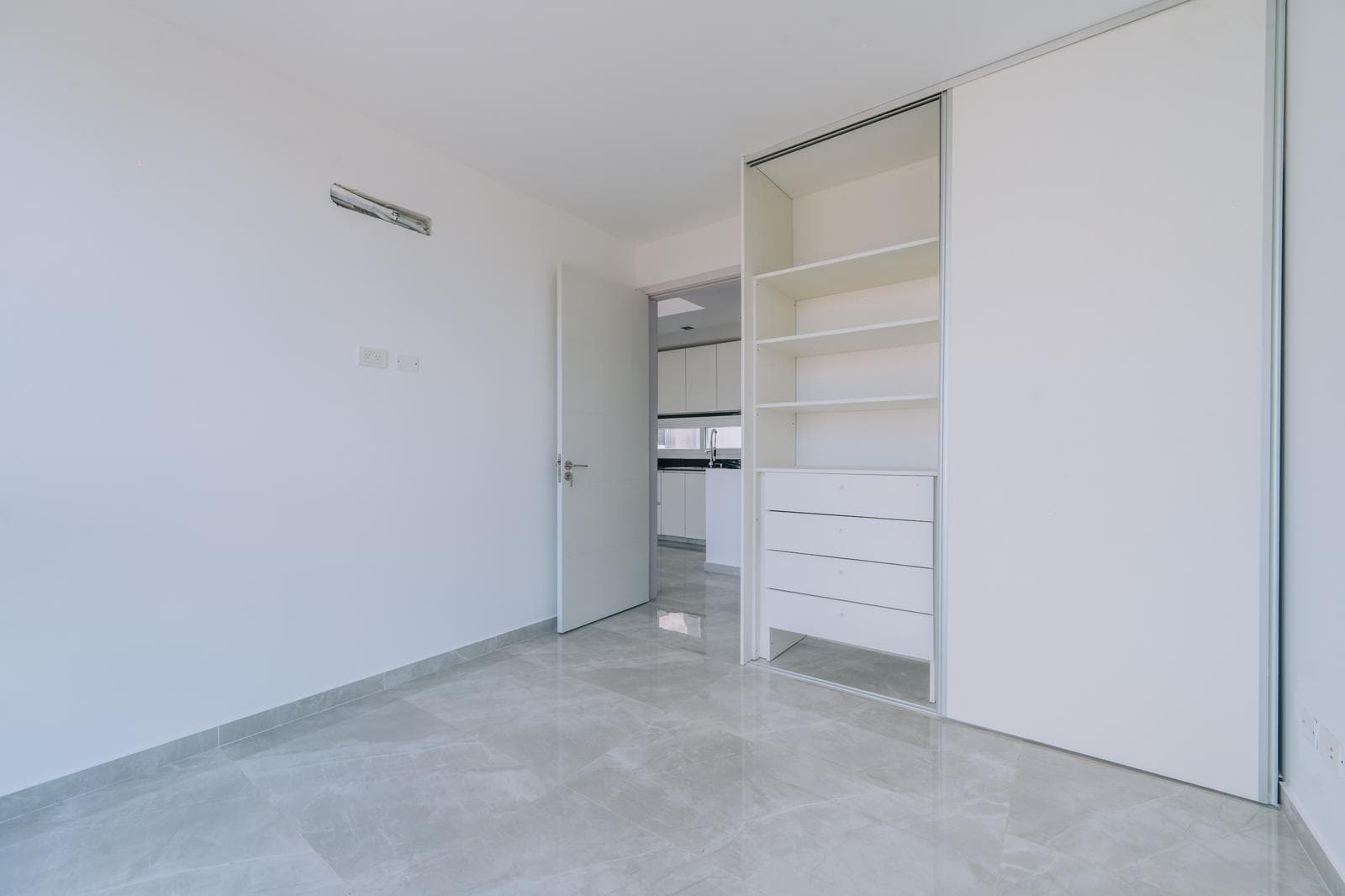 Brand-new 2-room apartment with a garage - Puerto de Olivos.