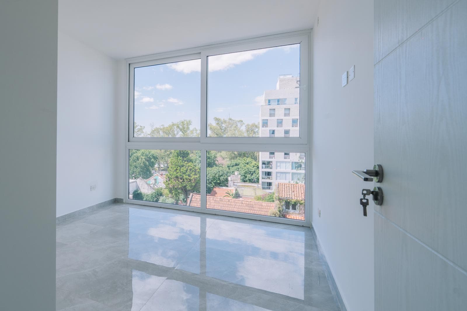 Brand-new 2-room apartment with a garage - Puerto de Olivos.