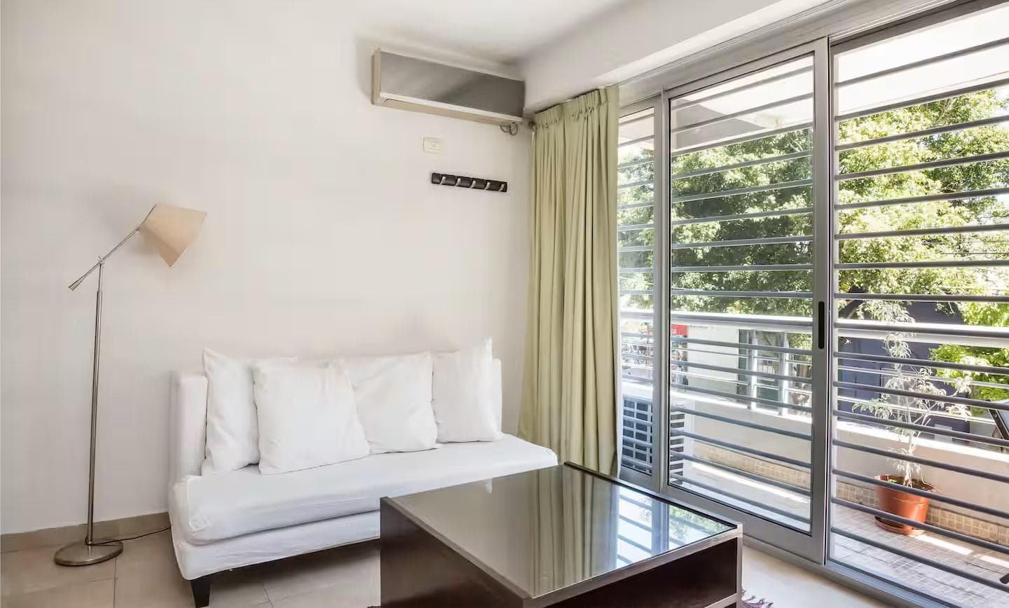 Spacious 2-bedroom apartment one block from Libertador Avenue! Suite and walk-in closet—Bright and in excellent condition!