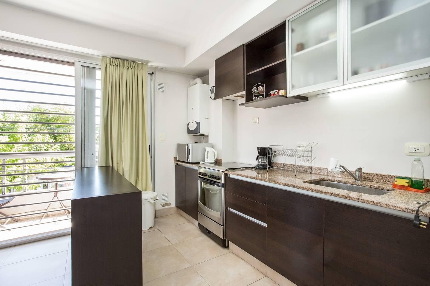 Amplio 2 amb a una cuadra de AV. Libertador ! Suite y vestidor - Luminoso y en excelente estado!