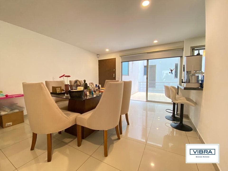 Ground-floor apartment with 2 terraces for sale in Narvarte.