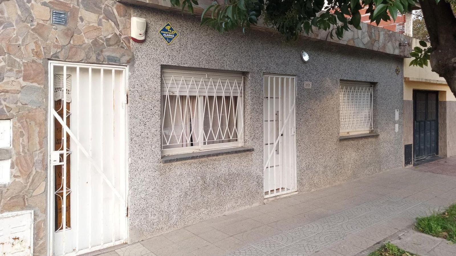 FOR SALE | TRADE - 2-bedroom house with a patio. Belgrano neighborhood, Rosario. - QUALIFIES FOR A MORTGAGE.