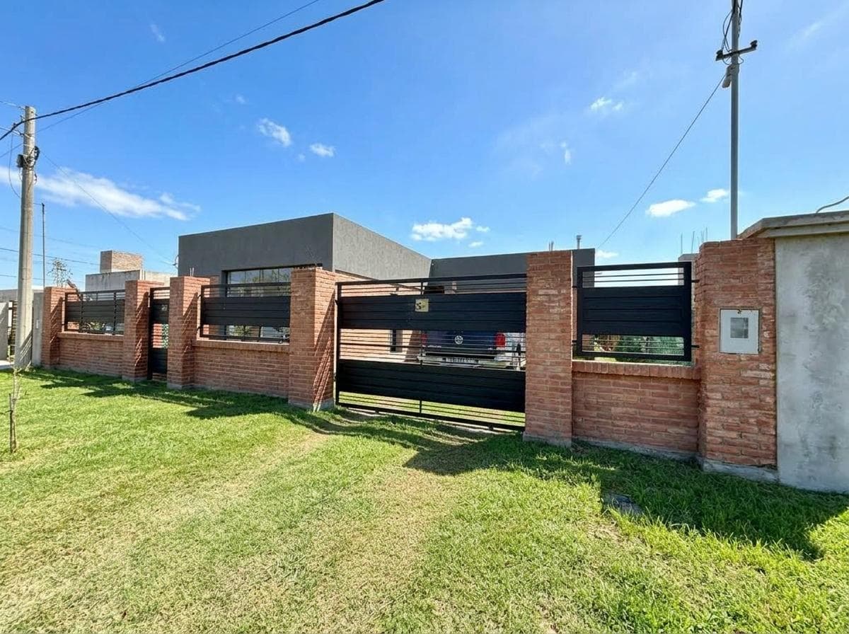 FOR SALE/EXCHANGE. 2-bedroom house with a pool. QUALIFIES FOR A MORTGAGE. Punta Chacra, Roldán