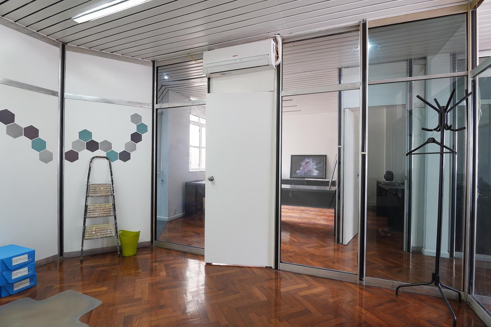 OFFICE FOR SALE: 82 M² - 3 OFFICES - MEETING ROOM - MONSERRAT - FURNISHED