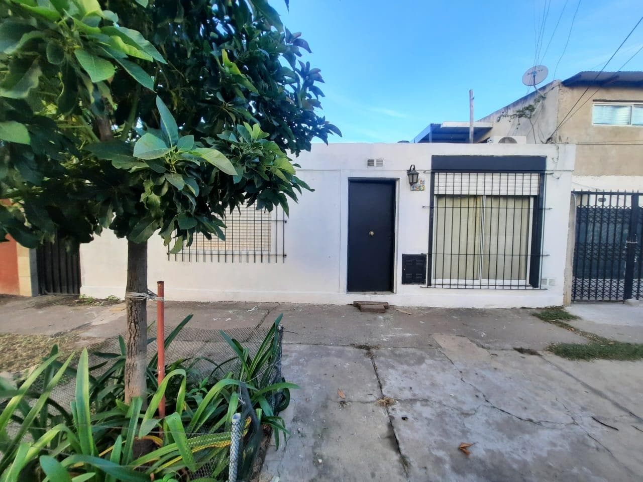 FOR SALE/TRADE - House on a main street, 3 bedrooms - West Side, Rosario.