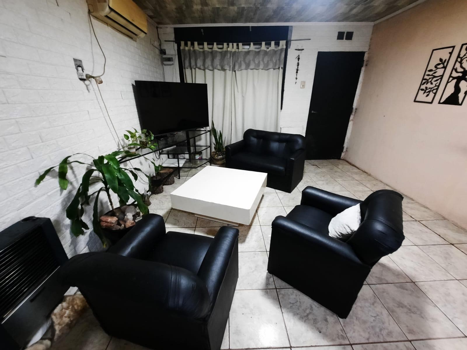 FOR SALE/TRADE - House on a main street, 3 bedrooms - West Side, Rosario.