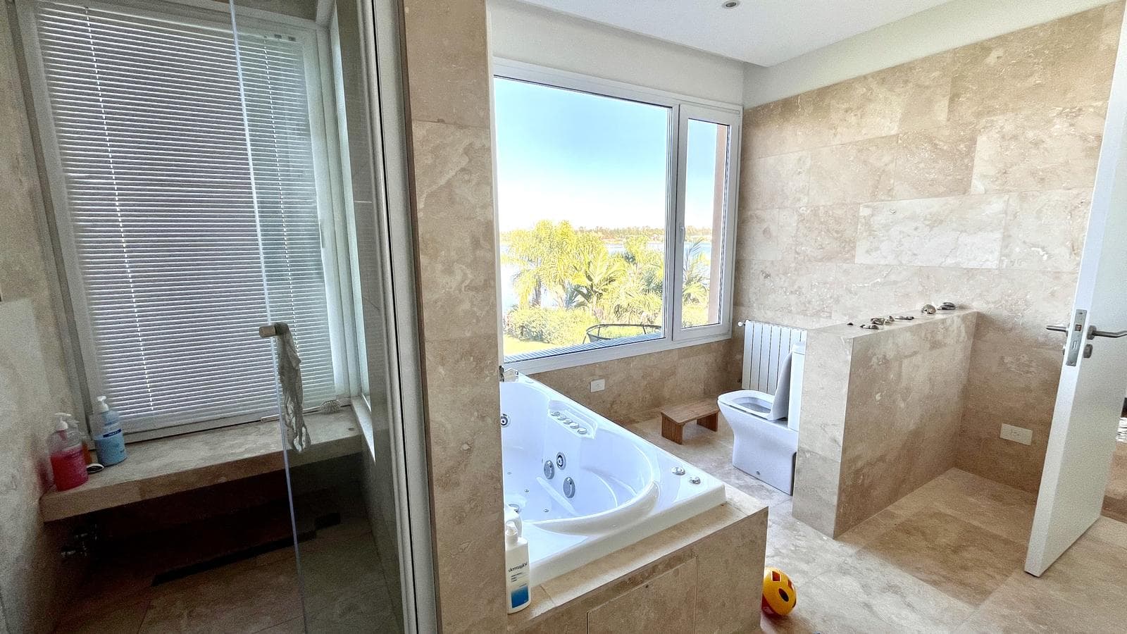 House for Sale with a Panoramic View of the Lagoon - Santa Clara, Villanueva