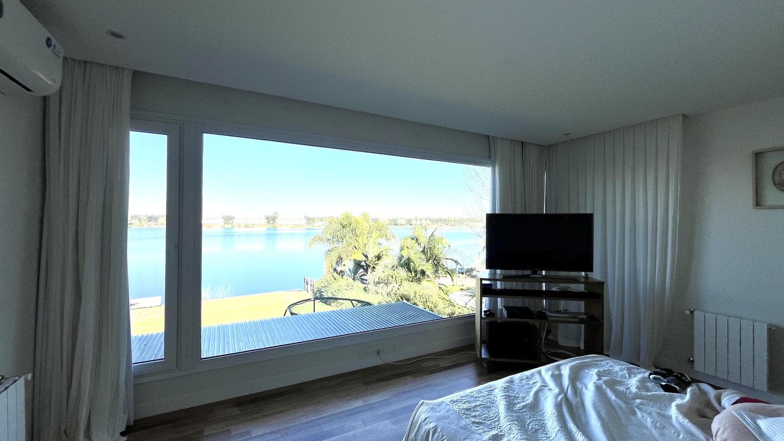 House for Sale with a Panoramic View of the Lagoon - Santa Clara, Villanueva