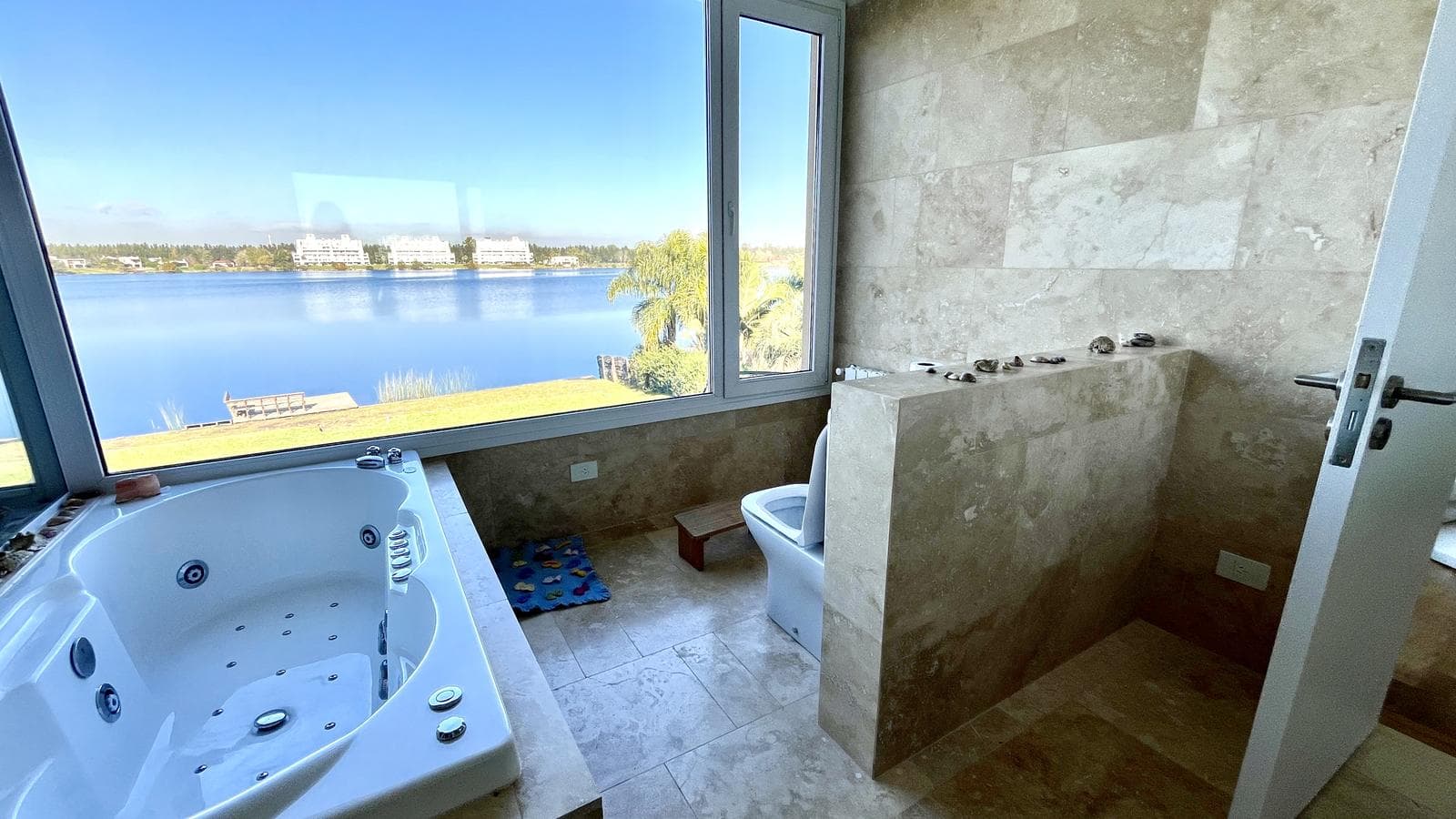 House for Sale with a Panoramic View of the Lagoon - Santa Clara, Villanueva