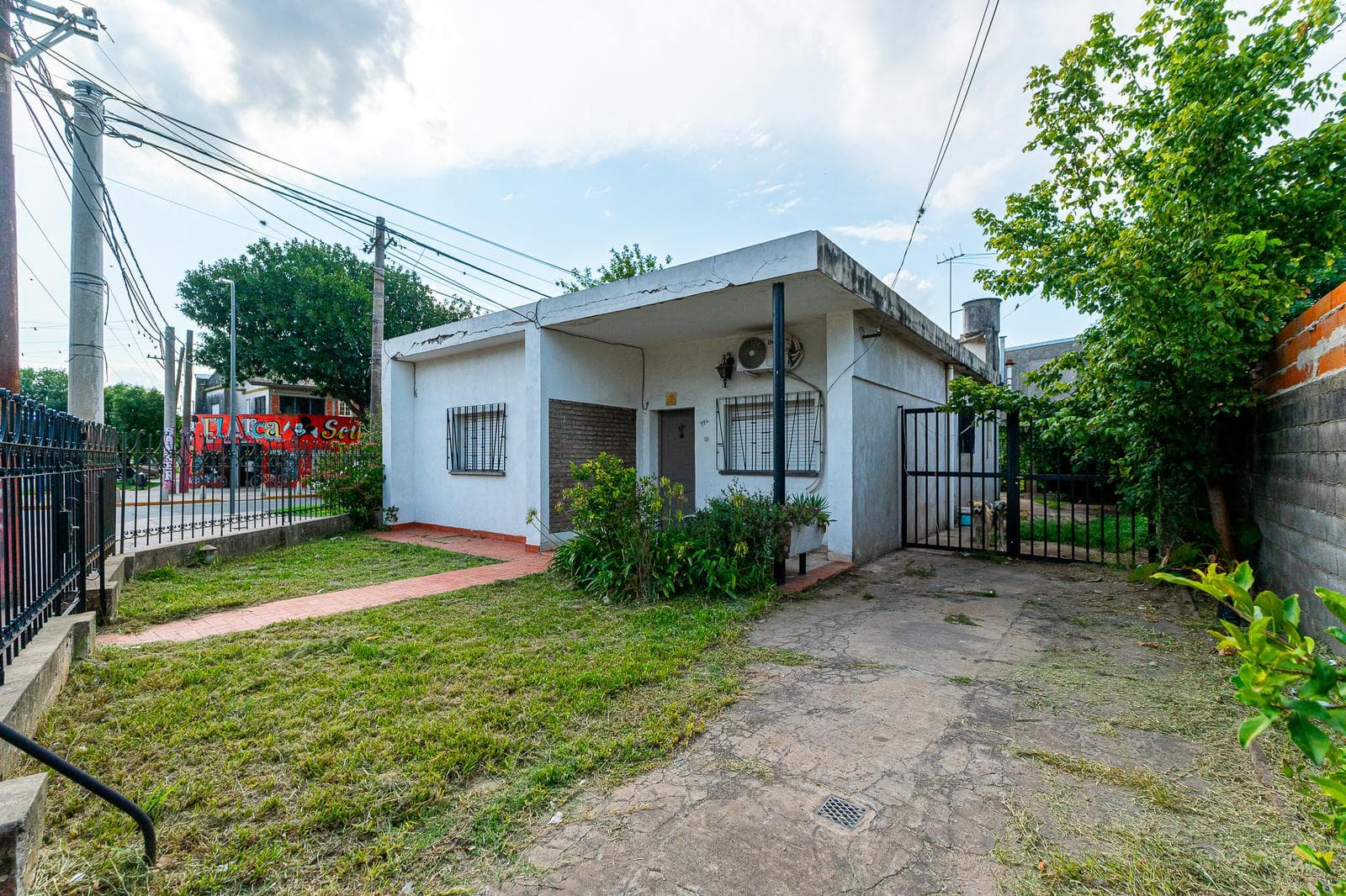 FOR SALE | TRADE - 2-bedroom house with garage and yard - Granadero Baigorria.