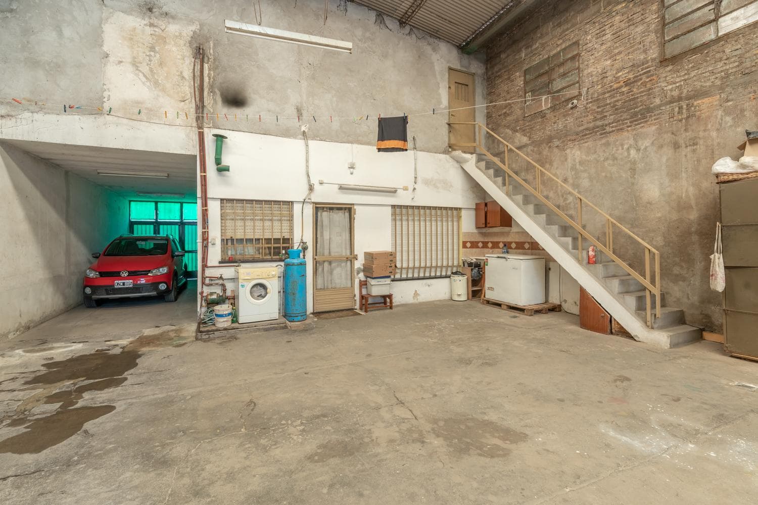 FOR SALE | TRADE - Warehouse with a two-bedroom house in front - Triángulo neighborhood, Rosario.