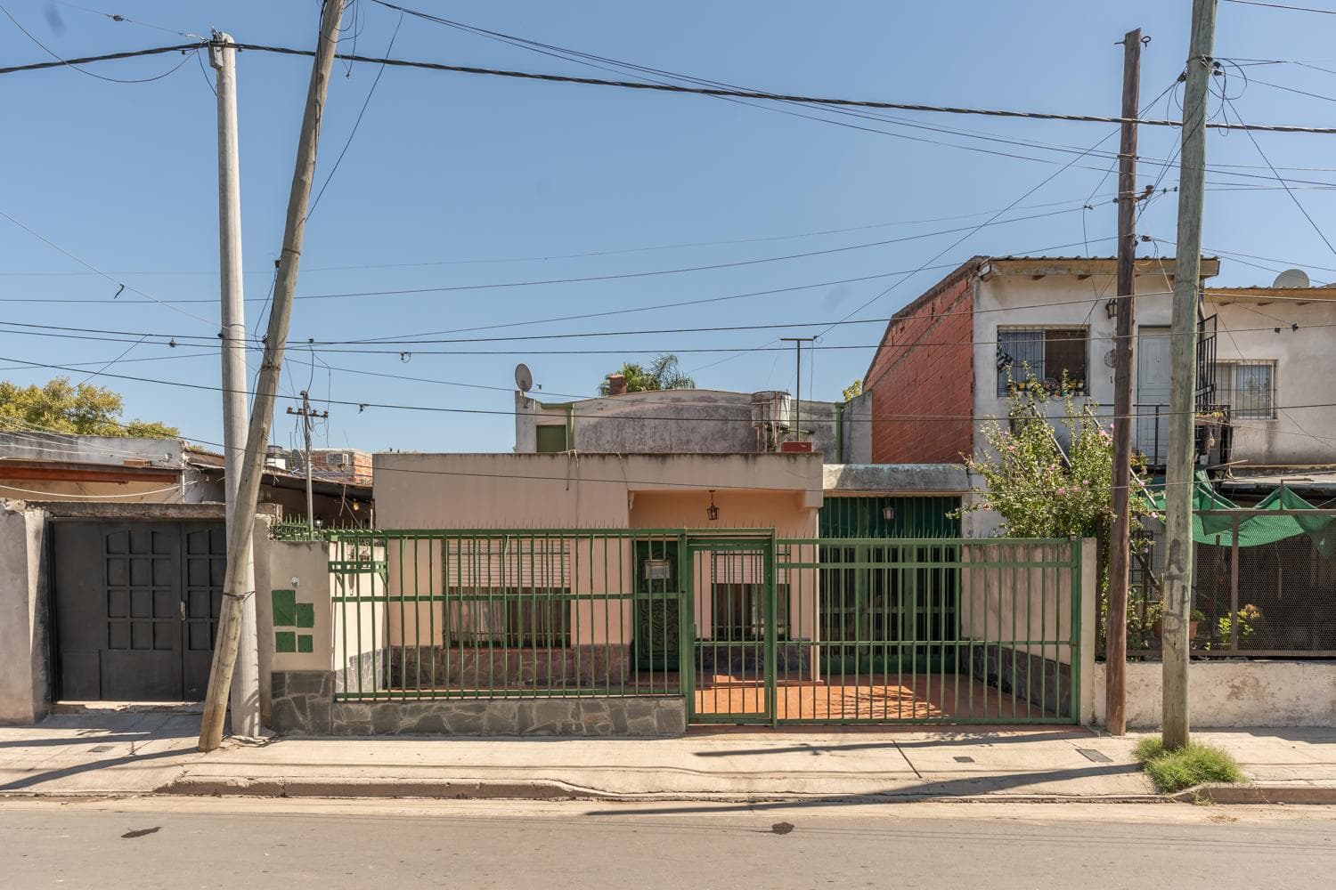 FOR SALE | TRADE - Warehouse with a two-bedroom house in front - Triángulo neighborhood, Rosario.