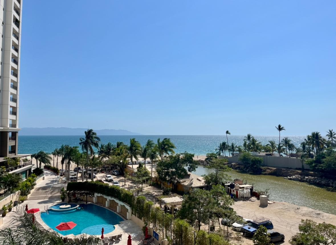 1-Bedroom Apartment for Rent in Puerto Vallarta, Beachfront in the Grand Venetian Hotel Zone