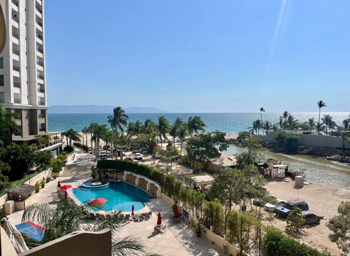 1-Bedroom Apartment for Rent in Puerto Vallarta, Beachfront in the Grand Venetian Hotel Zone
