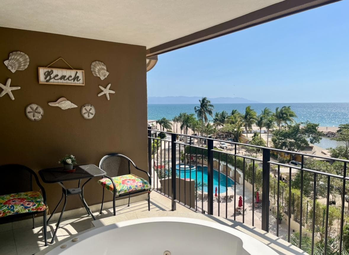 1-Bedroom Apartment for Rent in Puerto Vallarta, Beachfront in the Grand Venetian Hotel Zone