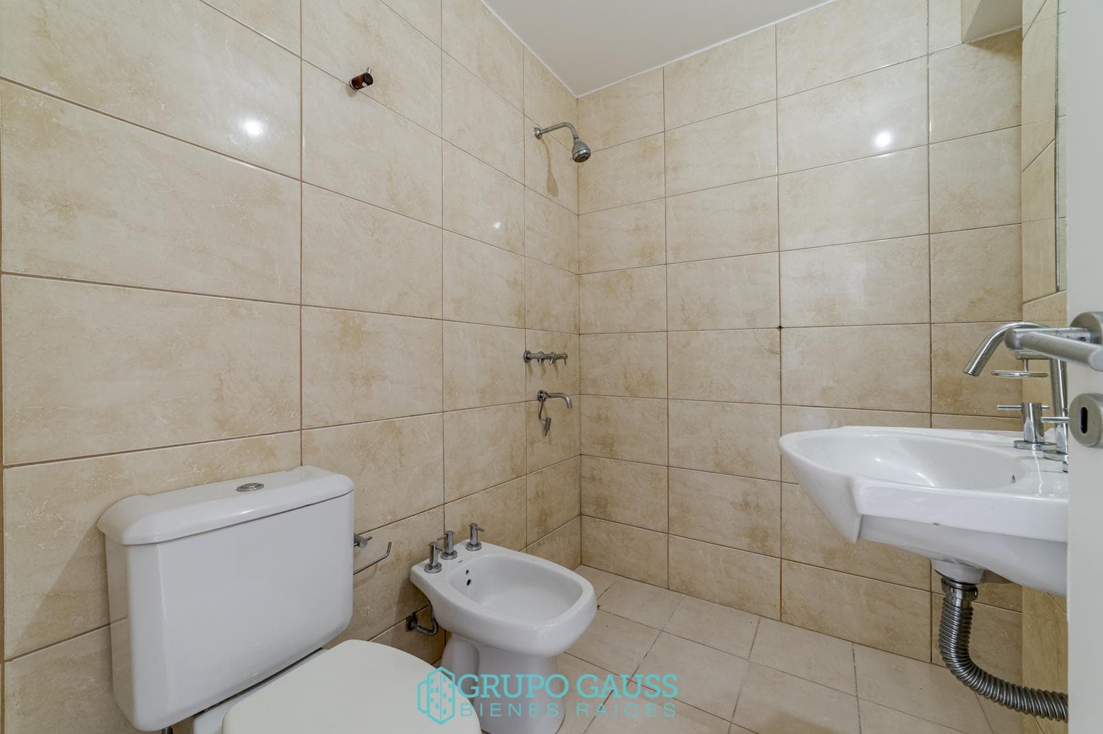 Apartment for RENT on General Paz: 3 bedrooms, 3 bathrooms, and a garage!