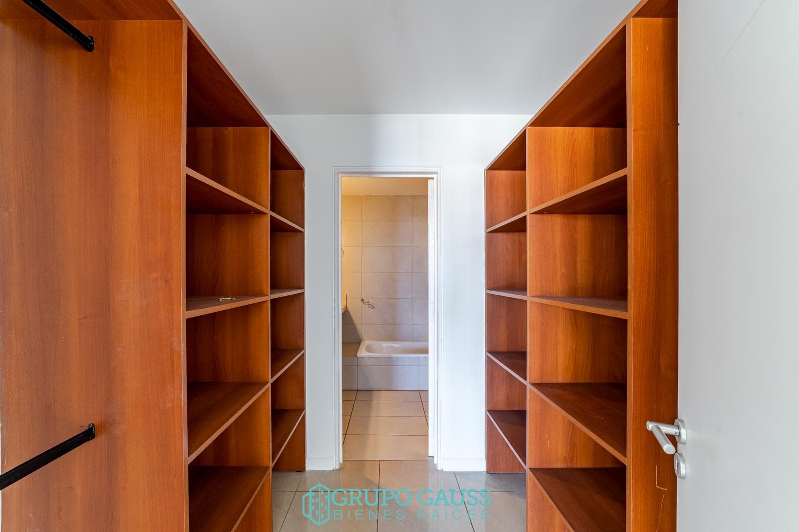 Apartment for RENT on General Paz: 3 bedrooms, 3 bathrooms, and a garage!