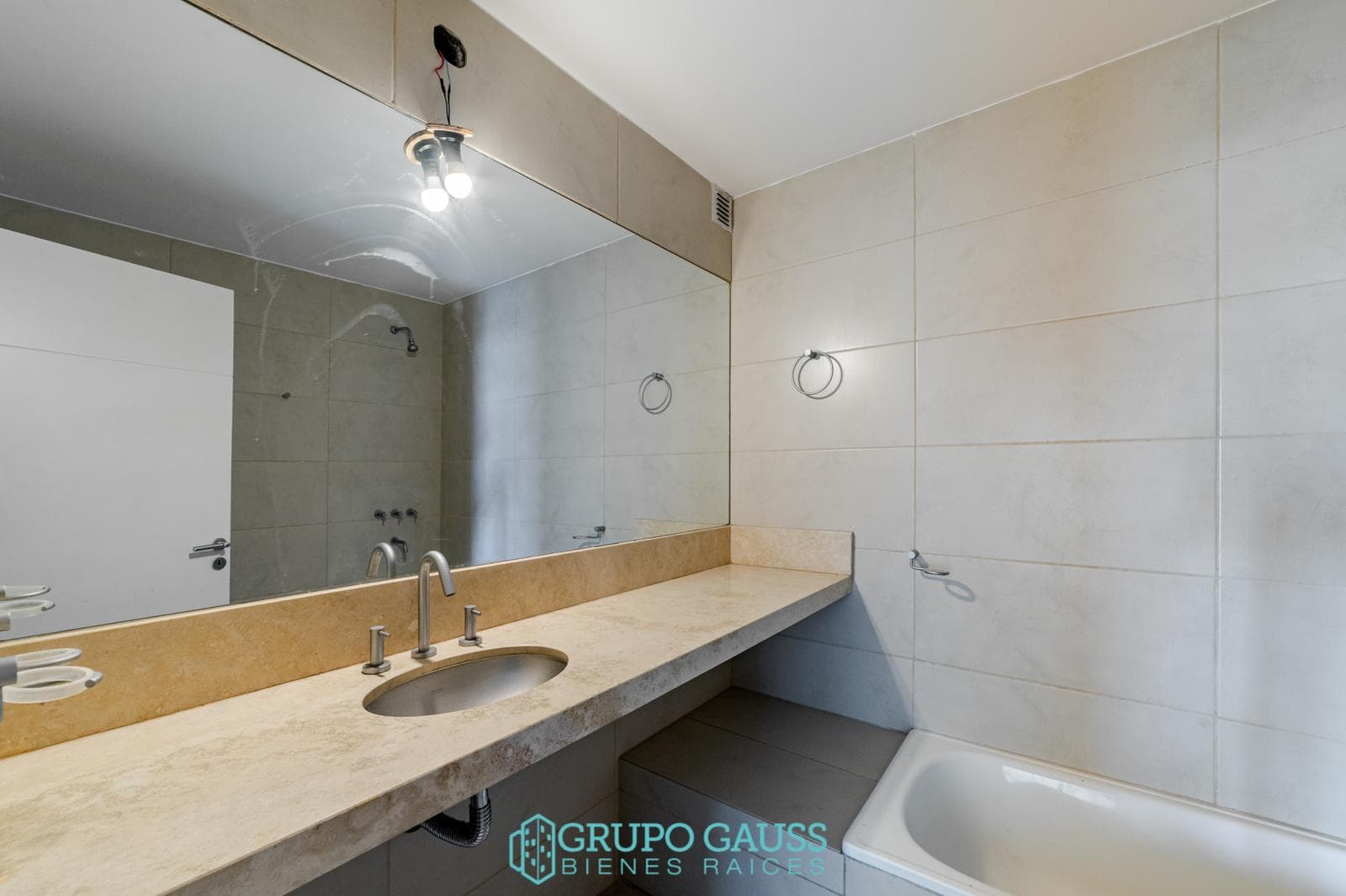 Apartment for RENT on General Paz: 3 bedrooms, 3 bathrooms, and a garage!