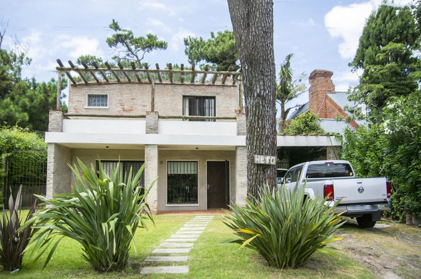 5-Bedroom House for Sale and Annual Rent in Playa Mansa, Punta del Este