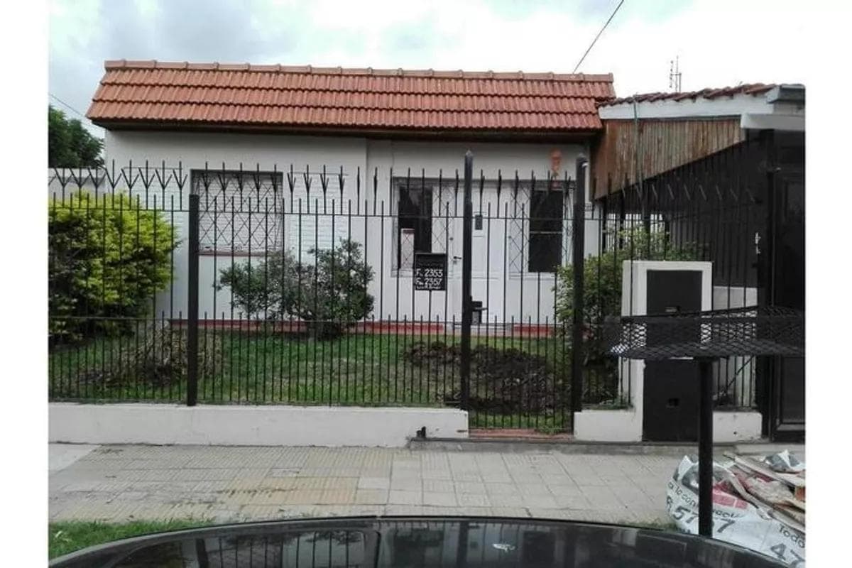 House for sale, 4 rooms, with a patio and garden, V. Adelina (San Isidro)
