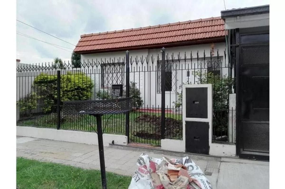 House for sale, 4 rooms, with a patio and garden, V. Adelina (San Isidro)