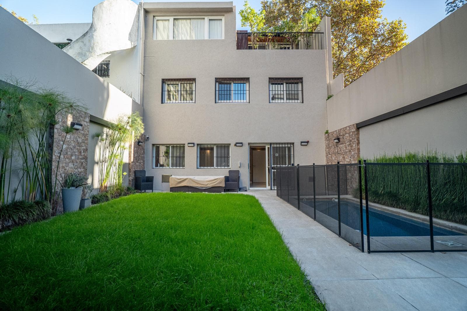 House for sale on its own lot with a garden, pool, barbecue, and 2 parking spaces in Nuñez