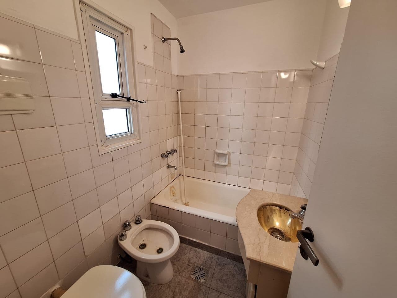 3-ROOM APARTMENT FOR SALE WITH BALCONY IN GALLI, AVELLANEDA
