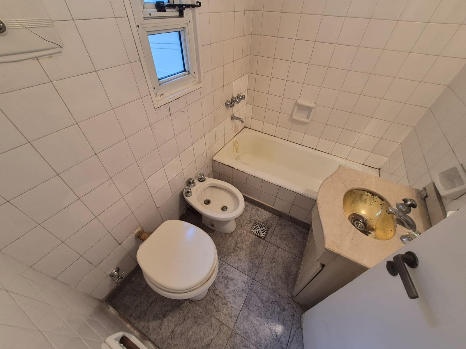 3-ROOM APARTMENT FOR SALE WITH BALCONY IN GALLI, AVELLANEDA