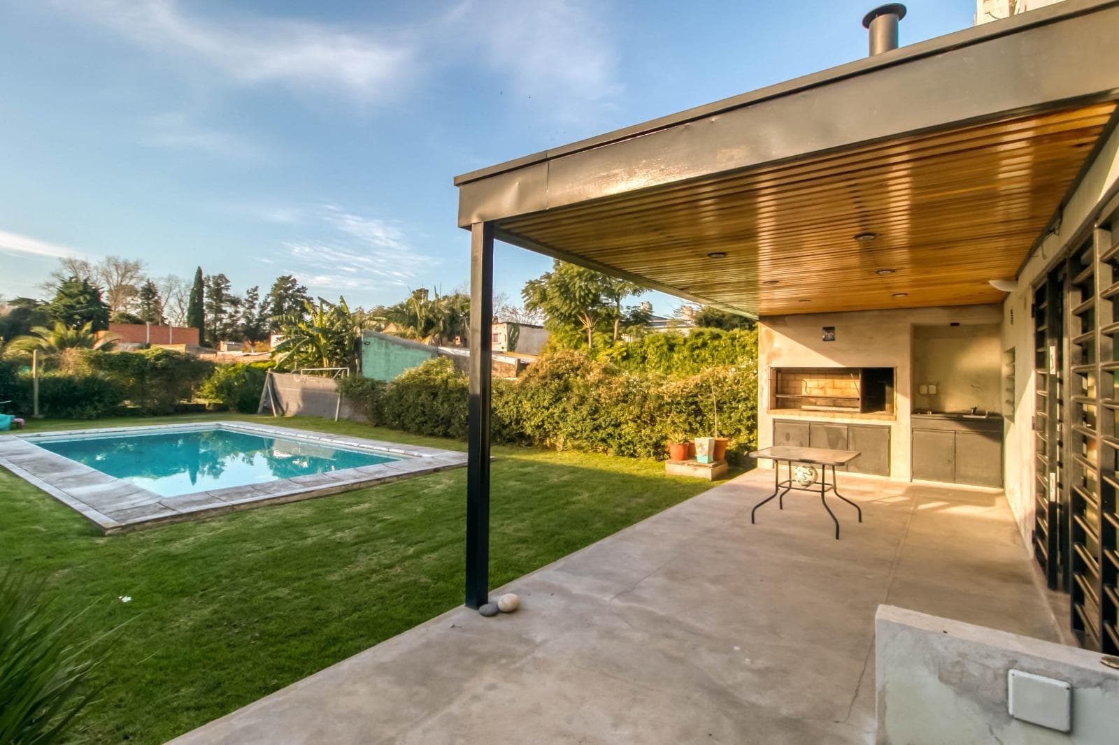 House for sale at 474 and 27, with 4 bedrooms, 200 m² of living space, and a total lot size of 380 m².