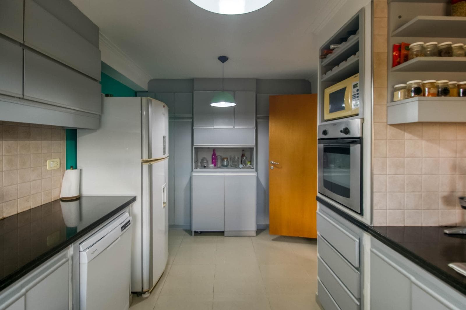 House for sale at 474 and 27, with 4 bedrooms, 200 m² of living space, and a total lot size of 380 m².