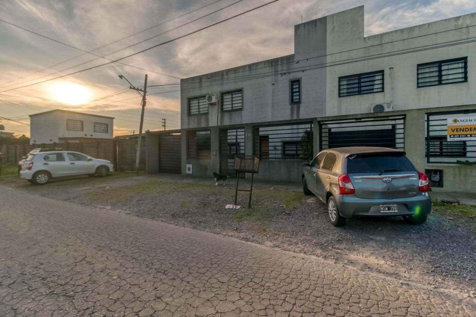 House for sale at 474 and 27, with 4 bedrooms, 200 m² of living space, and a total lot size of 380 m².