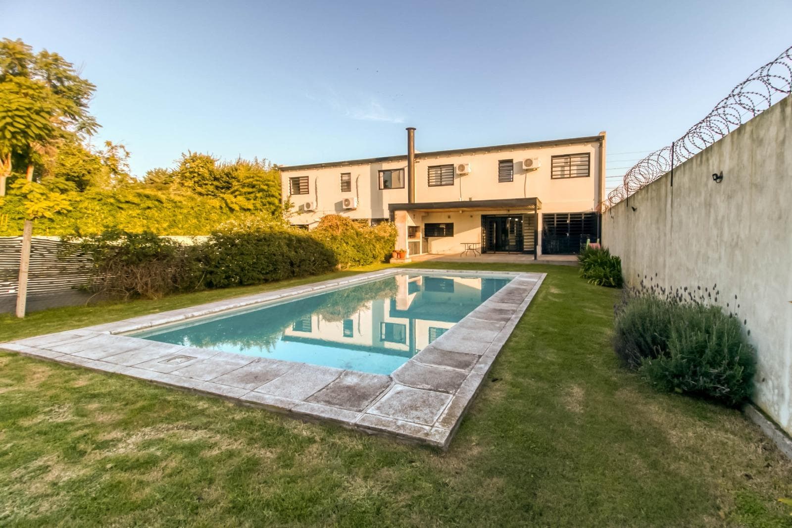 House for sale at 474 and 27, with 4 bedrooms, 200 m² of living space, and a total lot size of 380 m².