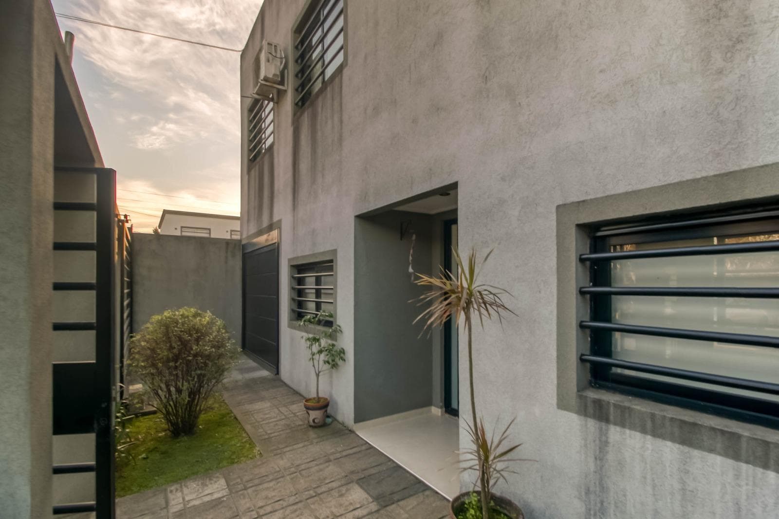 House for sale at 474 and 27, with 4 bedrooms, 200 m² of living space, and a total lot size of 380 m².